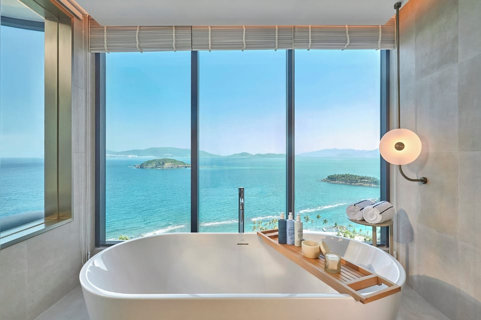 The Level Grand Suite Panoramic Ocean View | Bathroom | Slippers, towels