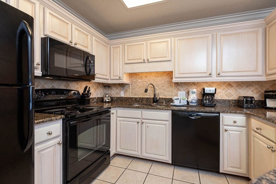 Condo, 2 Bedrooms | Private kitchen | Fridge, oven, coffee/tea maker