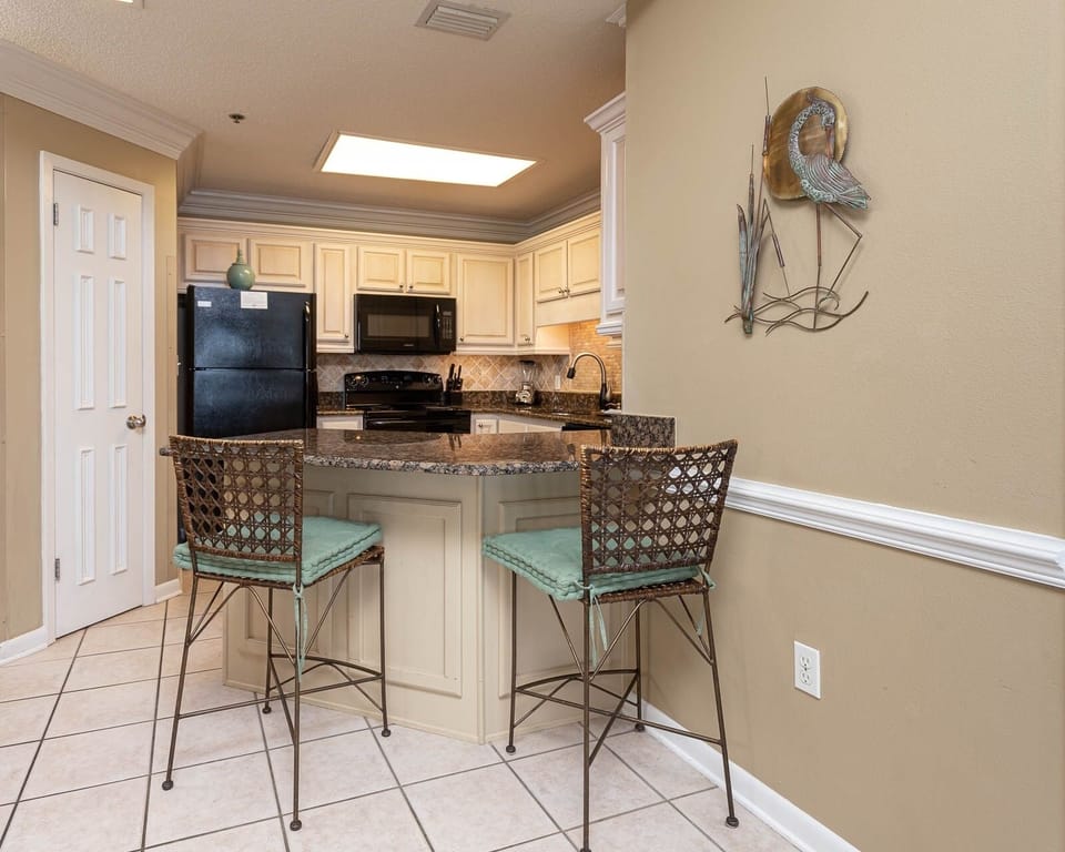 Condo, 2 Bedrooms | Private kitchen | Fridge, oven, coffee/tea maker