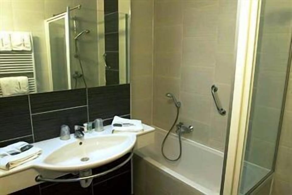 Junior Double Room | Bathroom | Free toiletries, hair dryer, towels