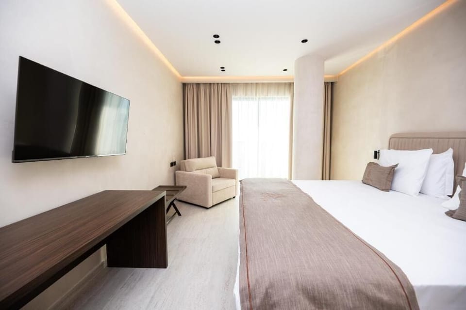 Deluxe Double Room, 1 King Bed | In-room safe, free WiFi