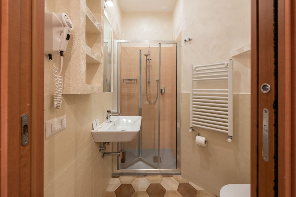 Economy Double Room | Bathroom | Shower, rainfall showerhead, eco-friendly toiletries, hair dryer