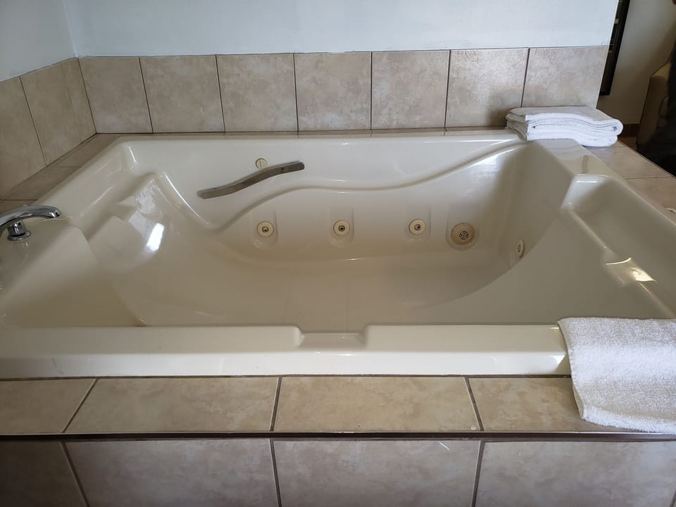 Standard Room, 1 Queen Bed, Jetted Tub | Jetted tub