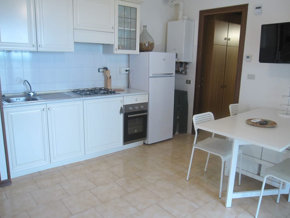 Apartment, 1 Bedroom, Balcony, Garden View | Interior