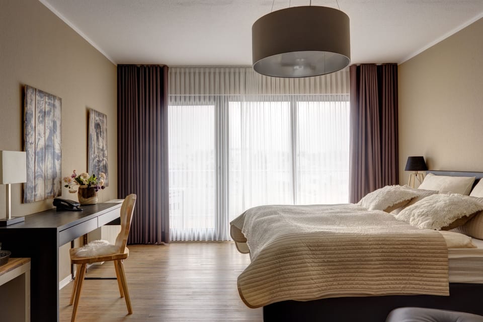 Premium bedding, in-room safe, individually decorated