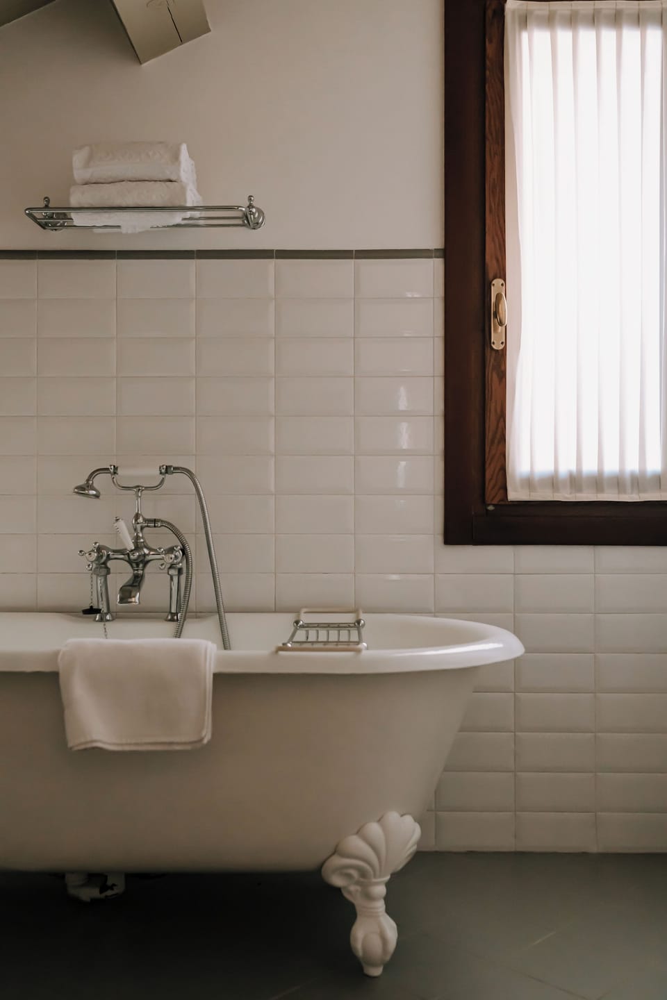 Executive Suite, 1 Queen Bed with Sofa bed | Bathroom | Hair dryer, bidet, towels, soap