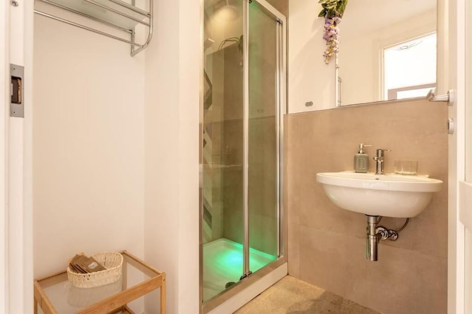 Double Room | Bathroom | Shower, hair dryer, bidet, towels