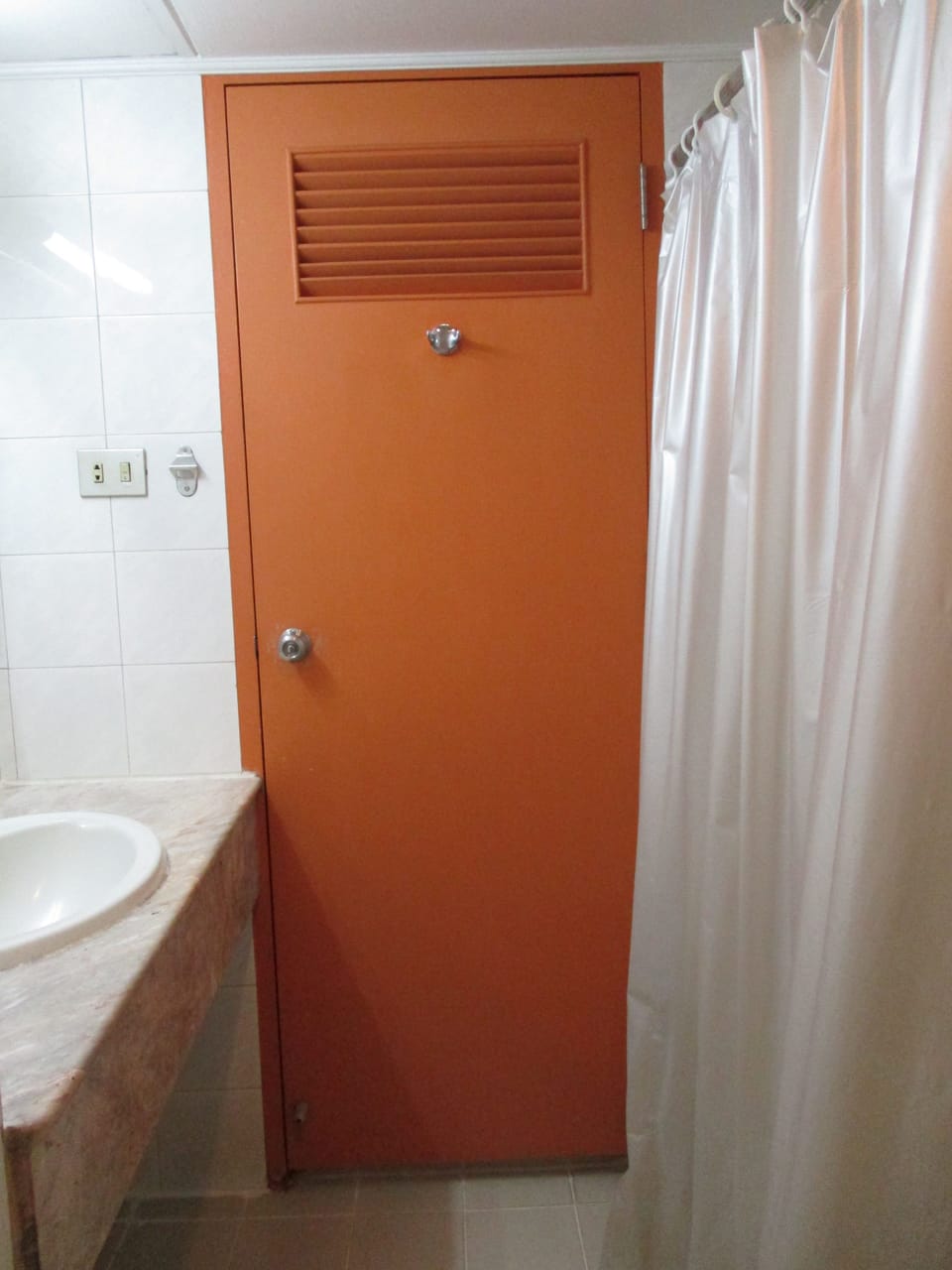 Triple Room | Bathroom | Combined shower/tub, free toiletries, towels