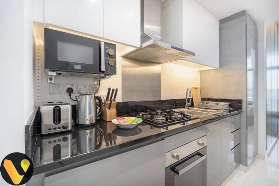 Luxury Studio, Balcony, Canal View | Private kitchen | Full-size fridge, microwave, oven, stovetop