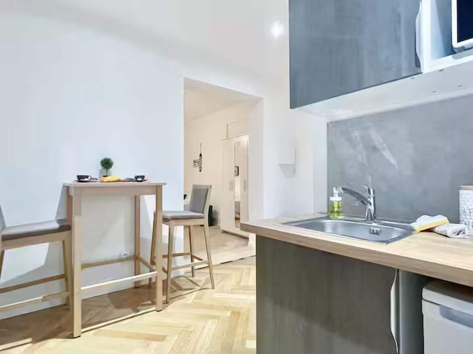Deluxe Studio, Non Smoking, City View | Private kitchen