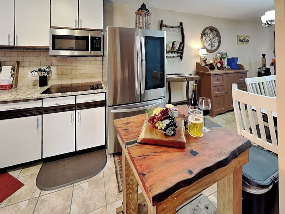 Condo (2 Bedrooms) | Property amenity