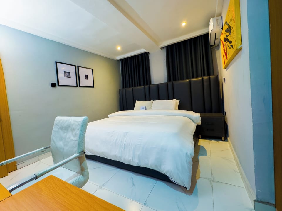 Suite, Balcony | In-room safe, desk, laptop workspace, soundproofing