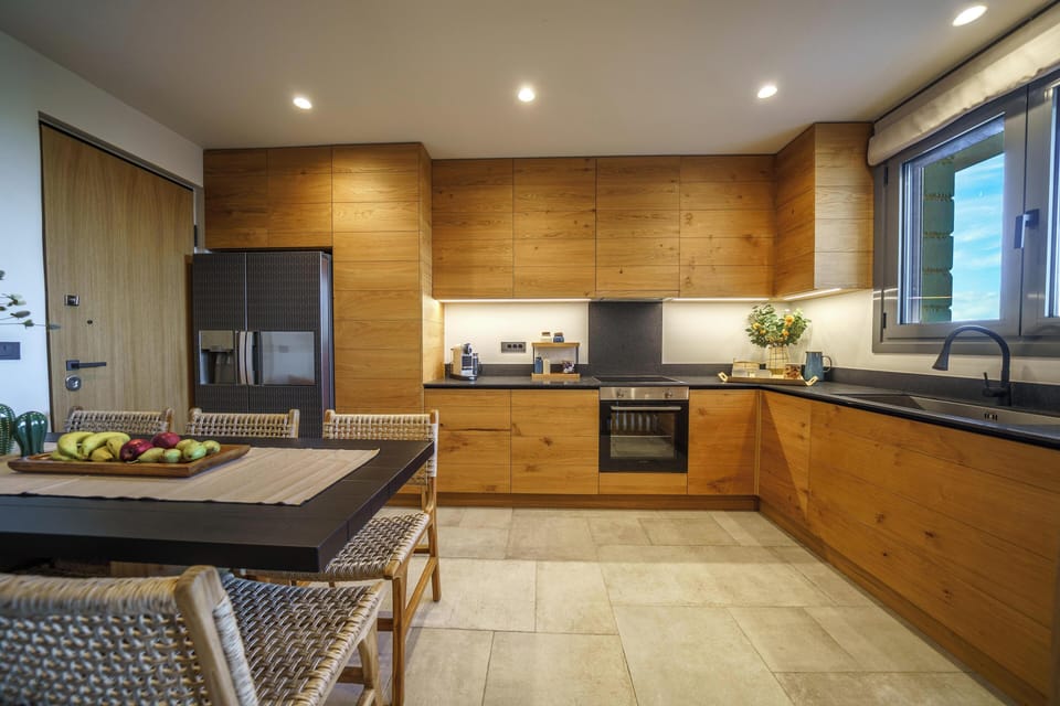 Full-size fridge, microwave, oven, dishwasher