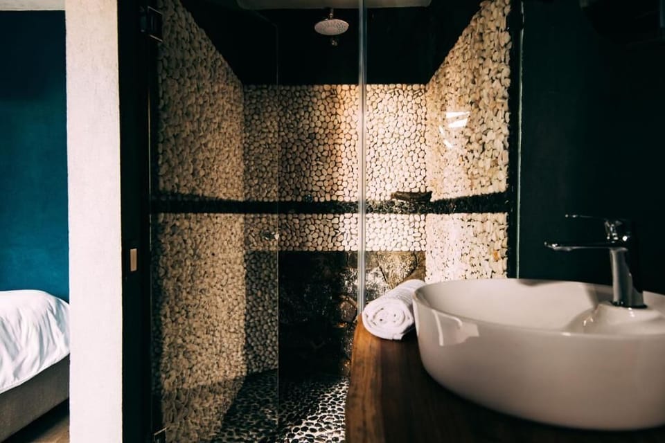 Basic Double Room, Courtyard View | Bathroom | Combined shower/tub, free toiletries, towels, soap