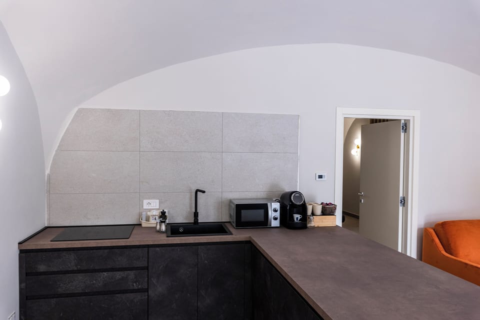 Family Room, Patio, Garden View | Private kitchen