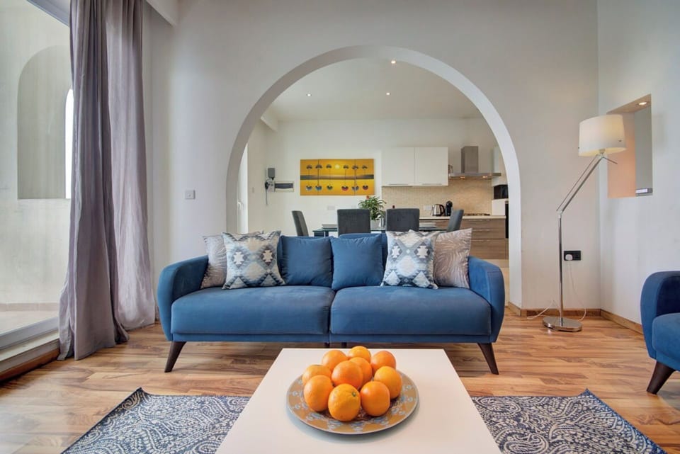 Apartment (4 Bedrooms) | Living area | TV