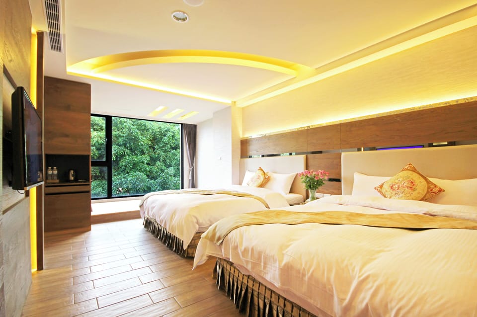 Classic Quad Room - separate wet and dry bathroom / window seating (daybed) | Desk, laptop workspace, free WiFi