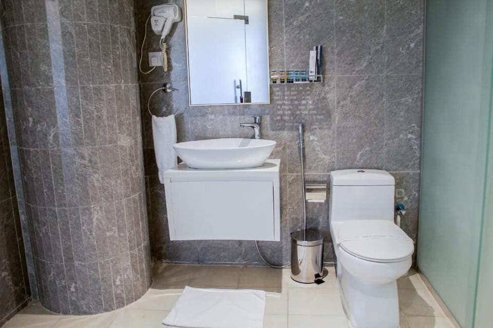 Combined shower/tub, rainfall showerhead, free toiletries, hair dryer