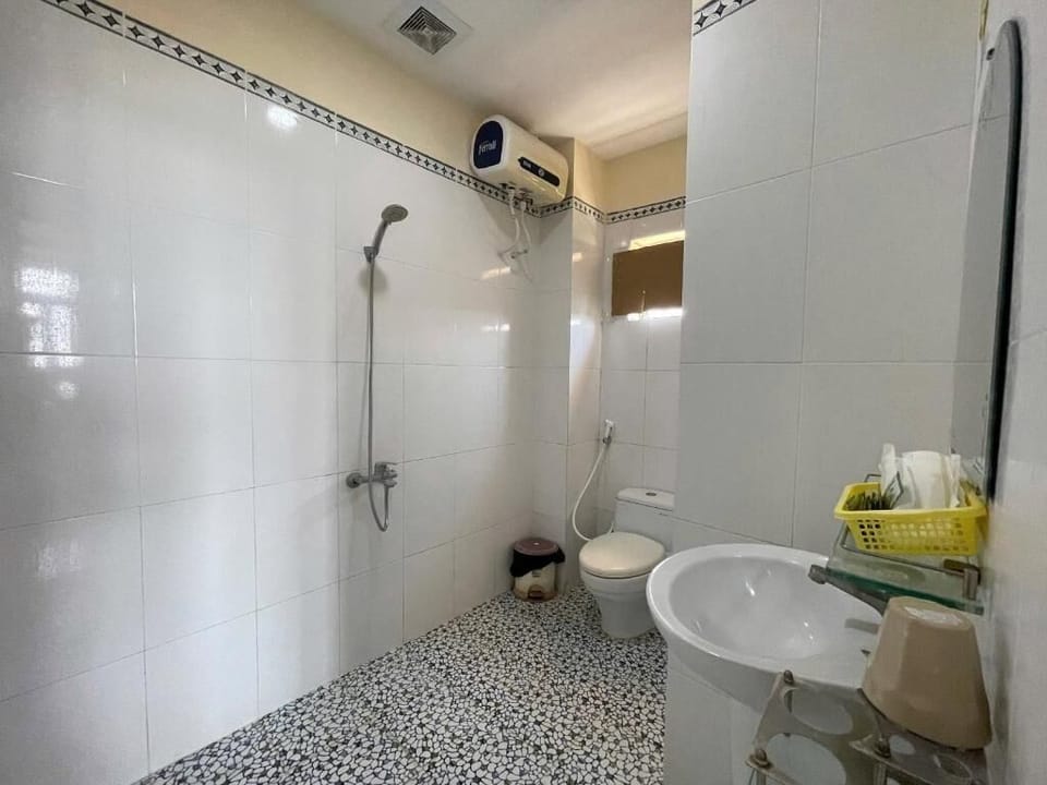 Shower, free toiletries, hair dryer (on request), bidet