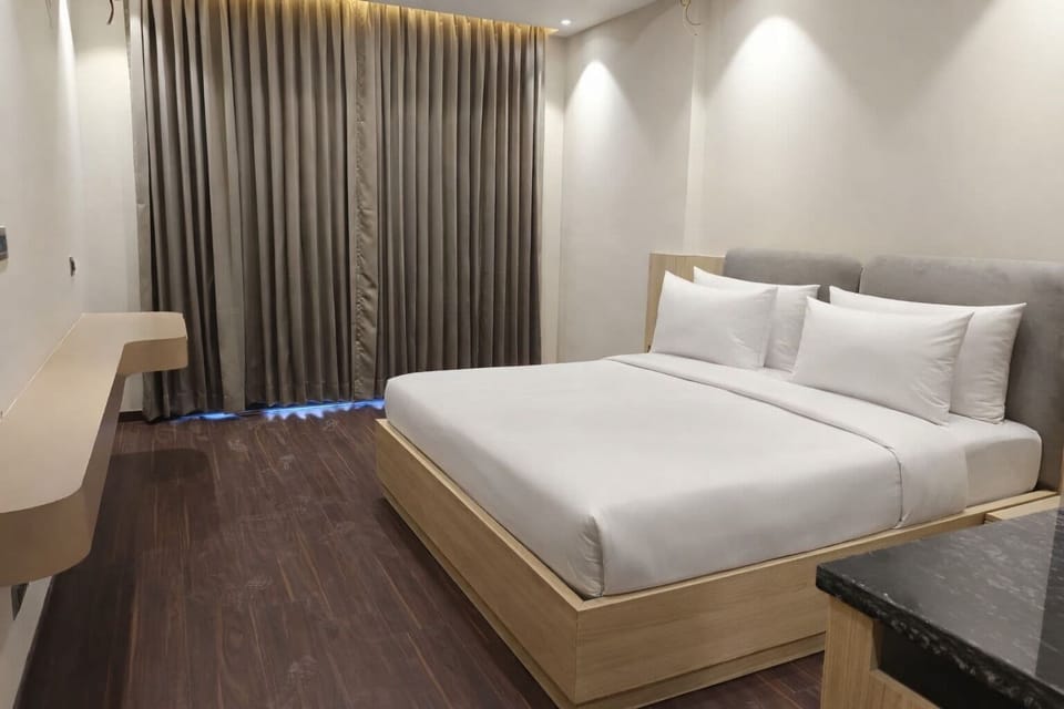 Deluxe Room, City View | Desk, laptop workspace, blackout drapes, soundproofing