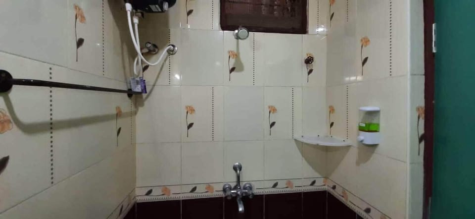 Deluxe Quadruple Room | Bathroom | Shower, rainfall showerhead, towels, soap