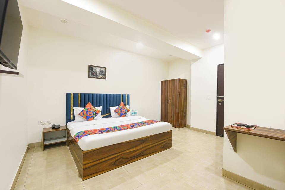 Deluxe Room | Egyptian cotton sheets, premium bedding, in-room safe, WiFi (free)
