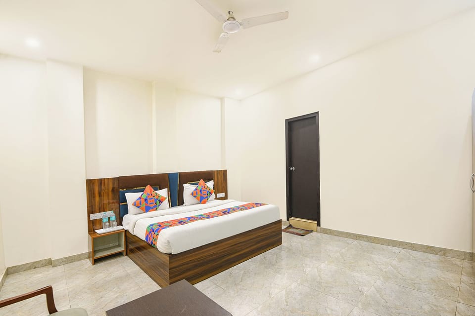Egyptian cotton sheets, premium bedding, in-room safe, WiFi (free)