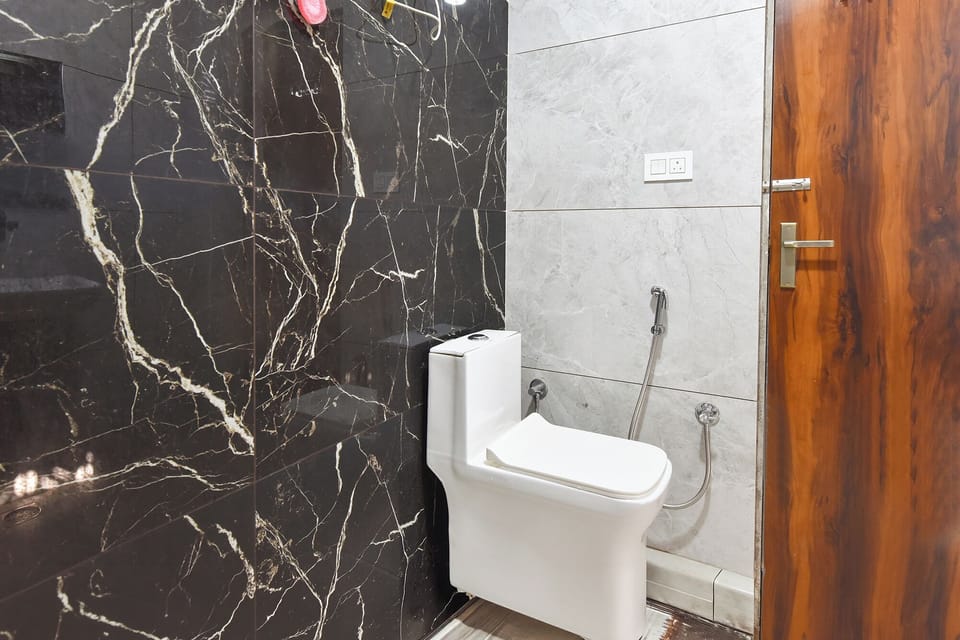 Shower, rainfall showerhead, free toiletries, towels