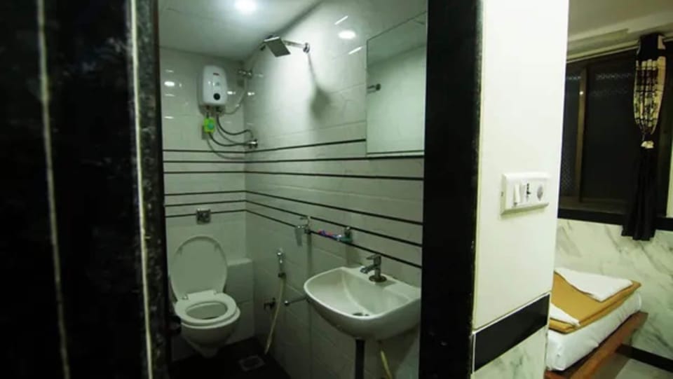 Deluxe Room | Bathroom | Shower, rainfall showerhead, free toiletries, towels