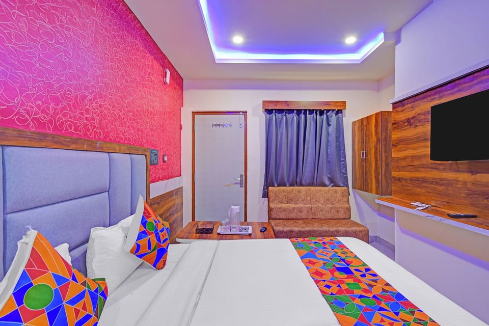Egyptian cotton sheets, premium bedding, in-room safe, WiFi (free)