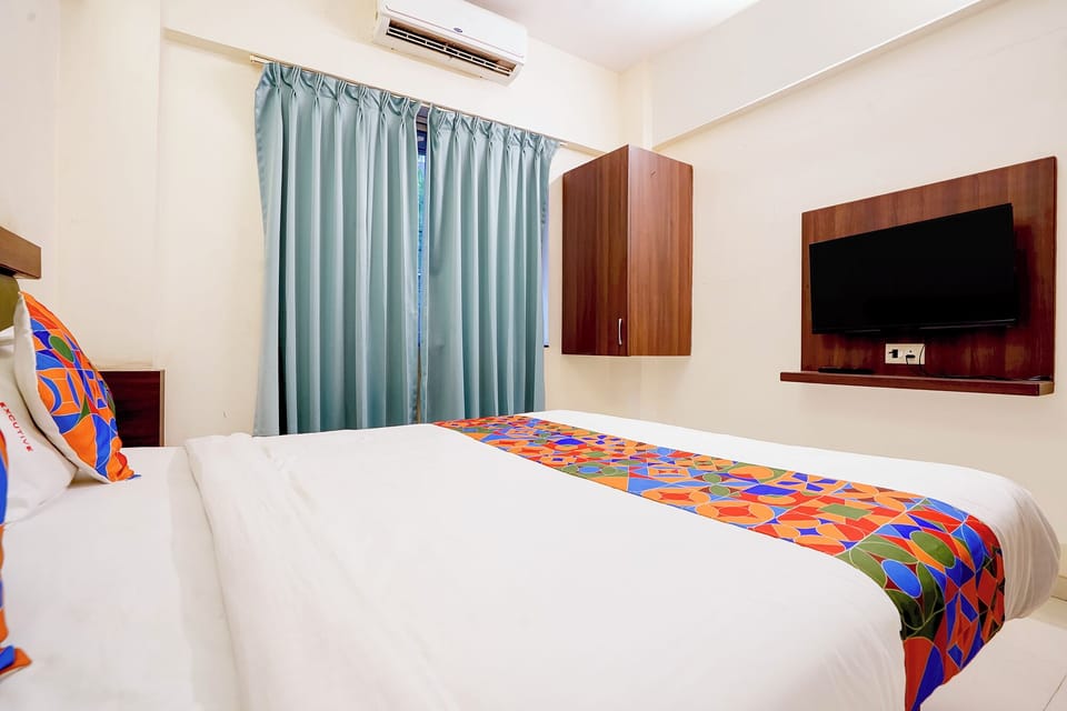 Egyptian cotton sheets, premium bedding, in-room safe, free WiFi