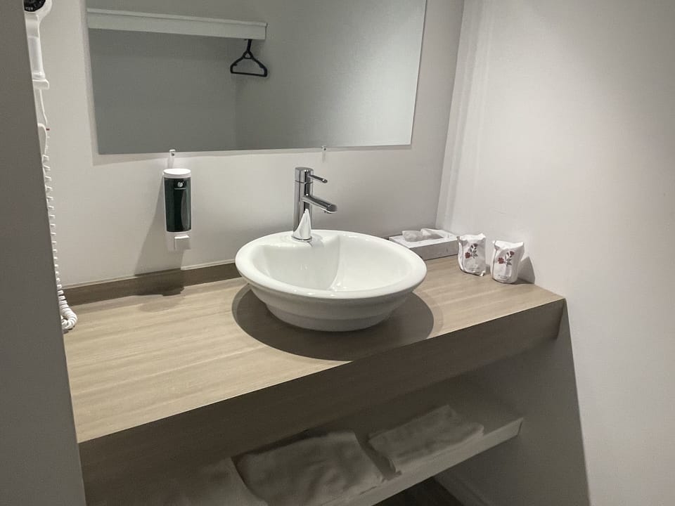 Standard Room, 1 Double Bed, Non Smoking | Bathroom | Free toiletries, hair dryer, towels