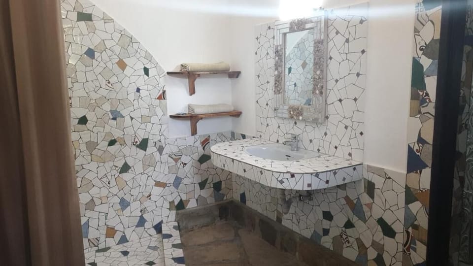 Deluxe Double Room | Bathroom | Shower, slippers, towels, soap