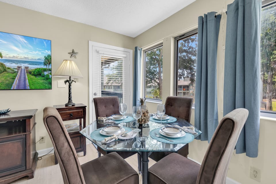 Signature Condo, 2 Bedrooms, Pool View | In-room dining