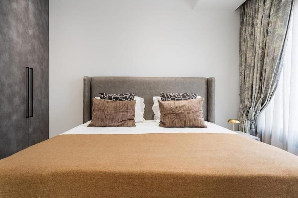 Apartment, Balcony, City View | Desk, iron/ironing board, free WiFi