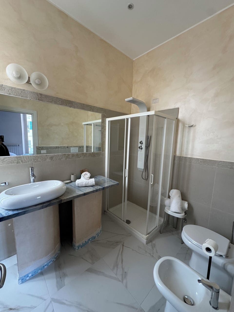 Deluxe Double or Twin Room | Bathroom | Shower, hair dryer, towels, soap