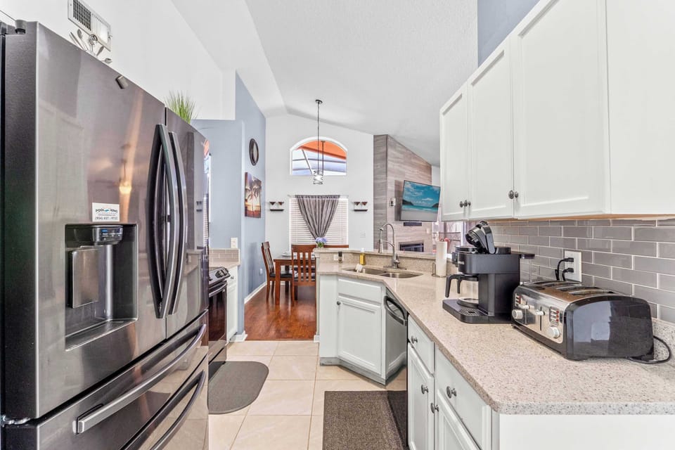 House, Multiple Beds, Pool Access, Pool View (Paradise Near the Parks) | Private kitchen