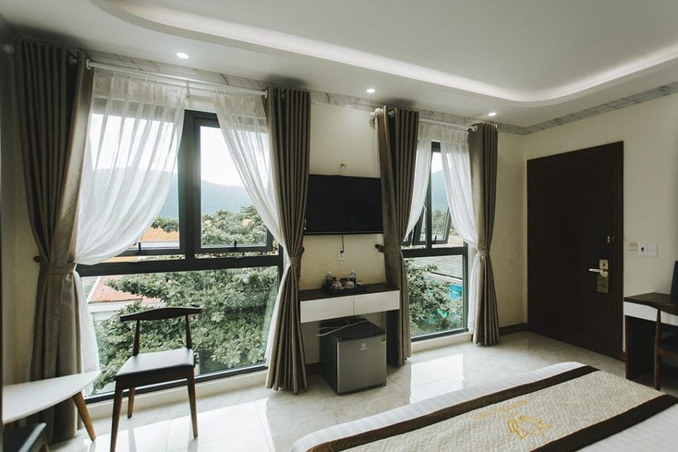 Standard Double Room, Mountain View | In-room safe, desk, laptop workspace, blackout drapes