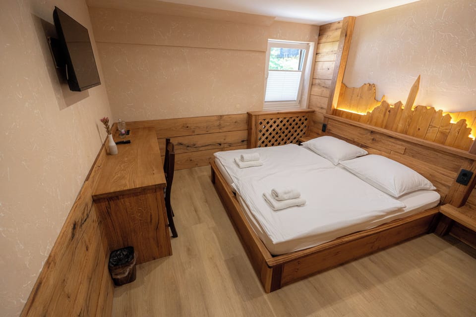 Double Bed, Shared Bathroom | WiFi (free)