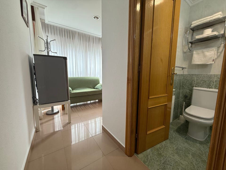 Family Suite | Bathroom | Shower, towels, soap, shampoo