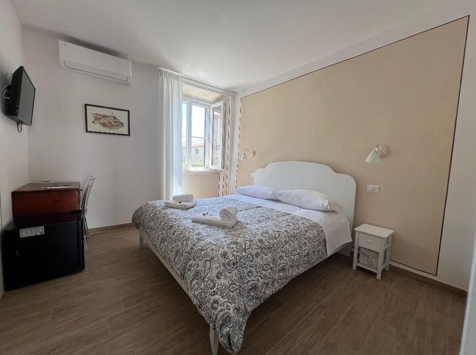 Room | Desk, free WiFi