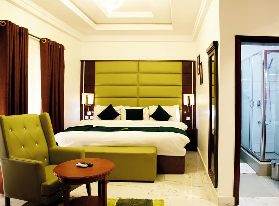 Business Room | Bathroom | Shower, free toiletries, towels, soap