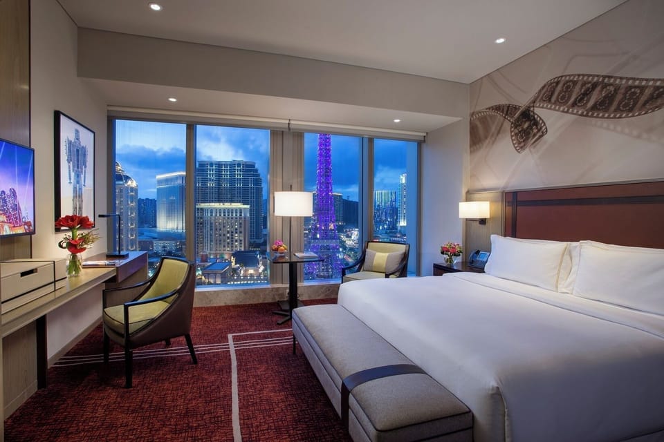 Celebrity Premium Vista King | Minibar (some free items), in-room safe, desk, blackout drapes