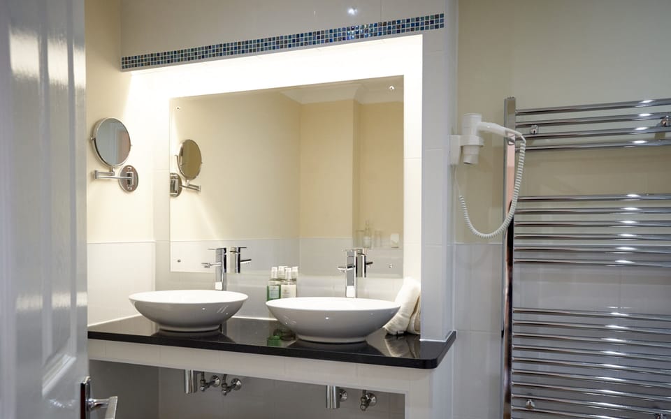 Standard Room, 1 Double Bed | 1 bedroom, individually decorated, individually furnished, desk