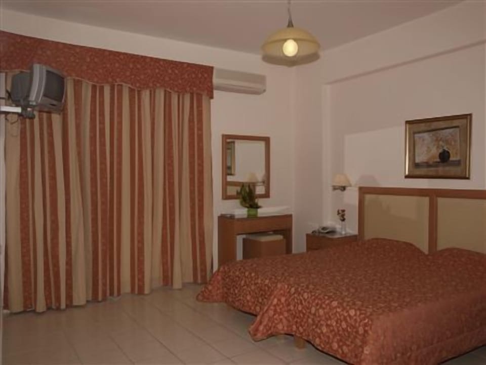 Studio | In-room safe, iron/ironing board, free cribs/infant beds, free WiFi