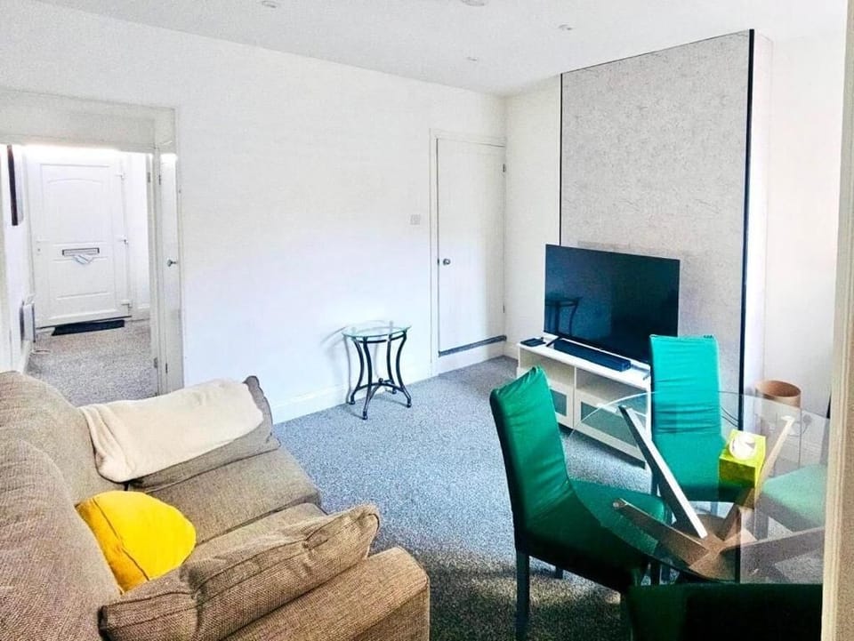 House, 3 Bedrooms | Living room