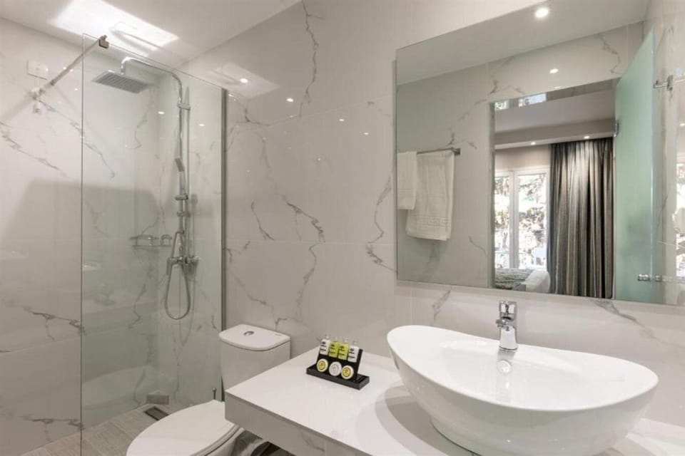 Bathroom | Free toiletries, bathrobes, slippers