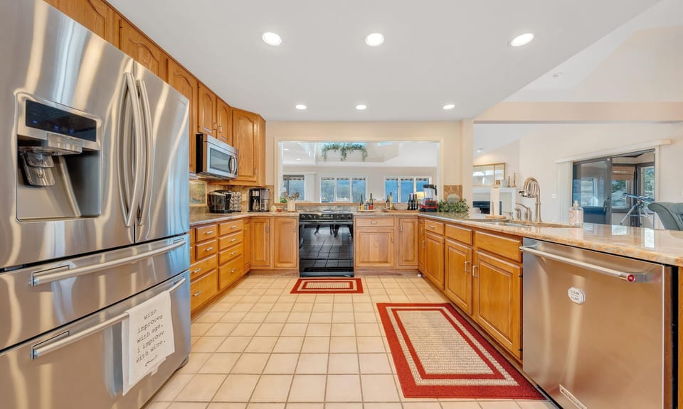 House, Multiple Beds, Pool Access (LAKE Allure) | Private kitchen