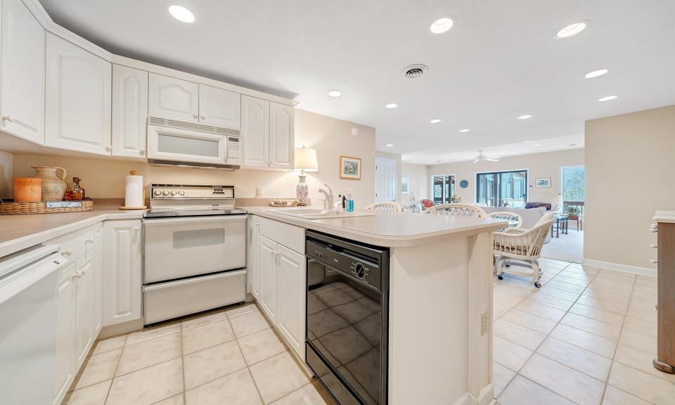 House, Multiple Beds, Pool Access (LAKE Allure) | Private kitchen