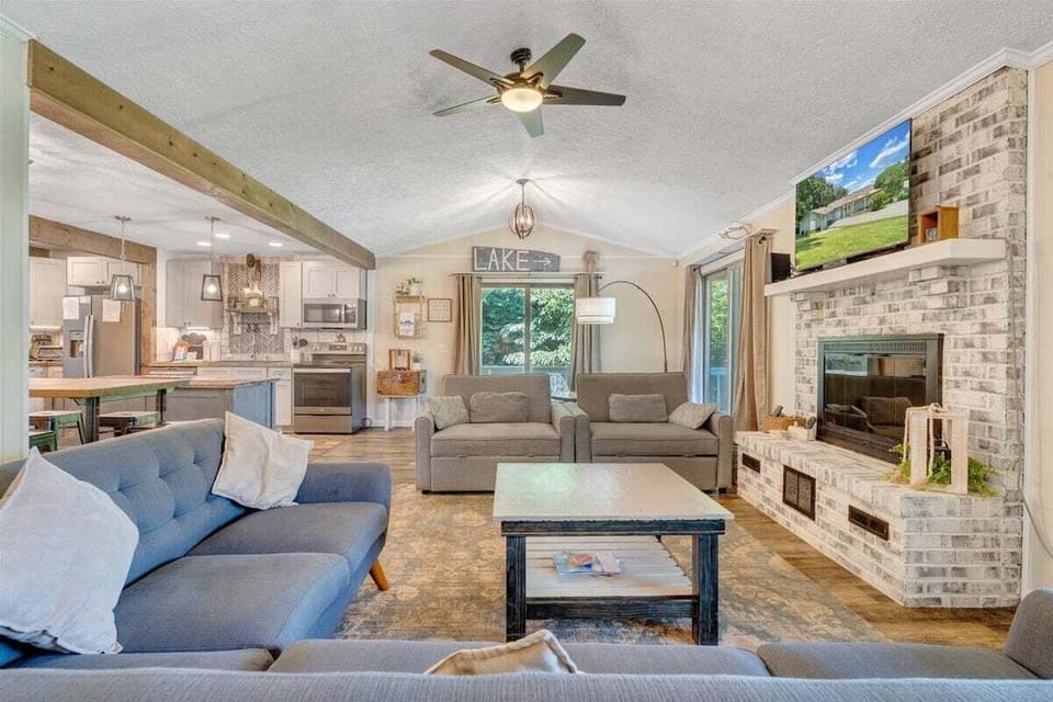 House, Multiple Beds, Hot Tub (LAKE Kelly Kove) | Living area